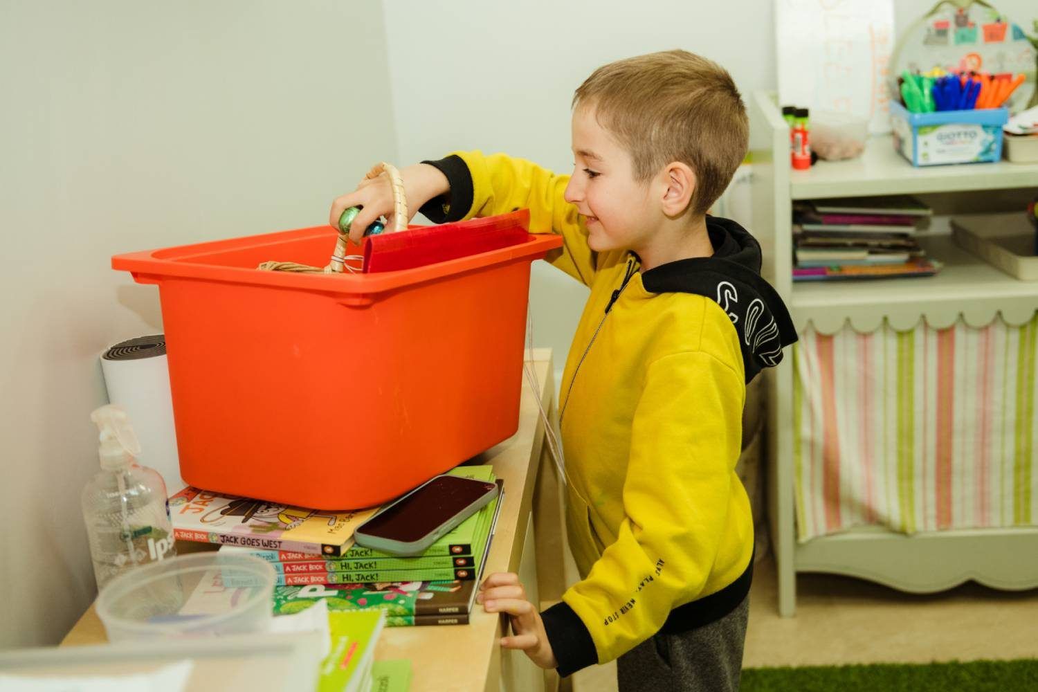 niño jugando y aprendiendo ingles
